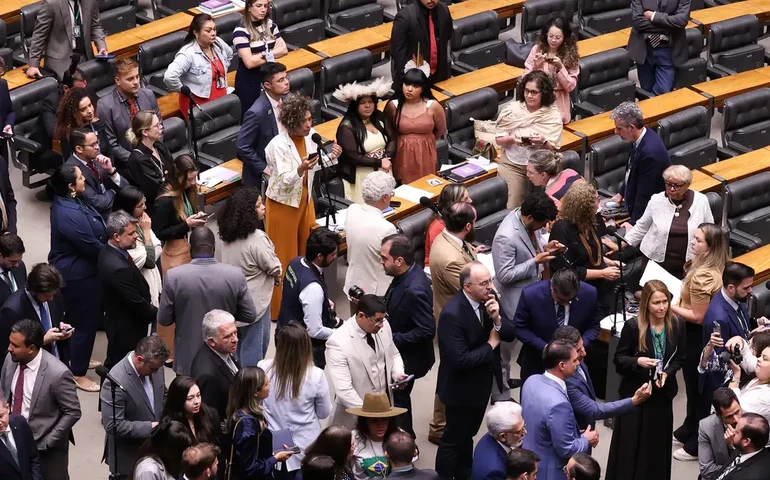 Câmara vota para derrubar veto ao PL da Dosimetria; falta o Senado