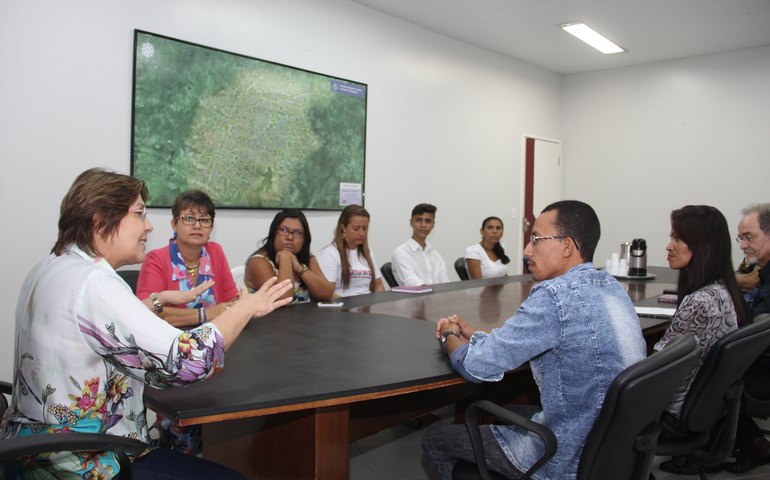 Célia assina termo e cede galpão à Associação do Brisa do Lago