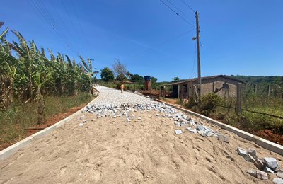 Obras de drenagem e pavimentação da Serra do Candará ganham ritmo acelerado