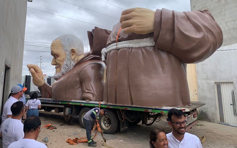 Estátua de Frei Damião já está sendo transportada para Palmeira dos Índios