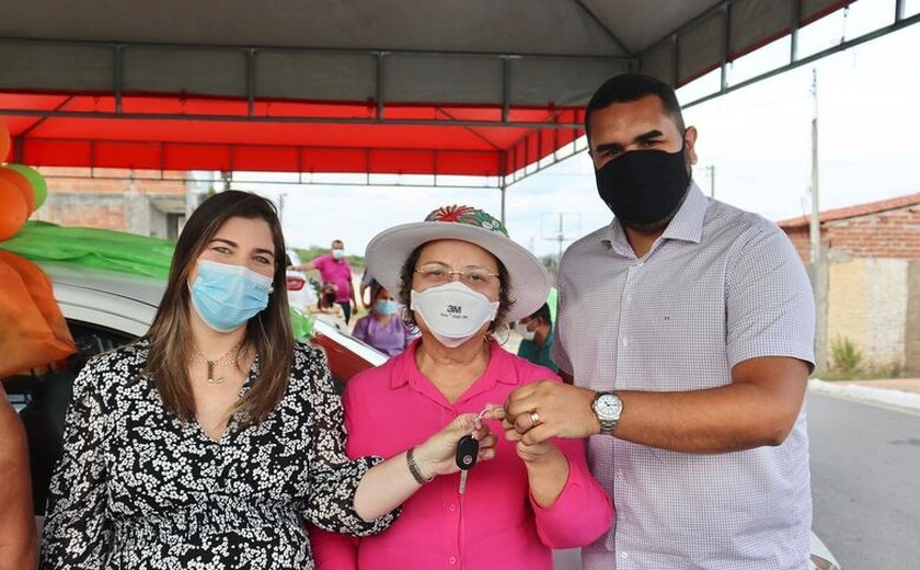 Deputada Tereza Nelma entrega veículo para Conselho Tutelar de Piranhas