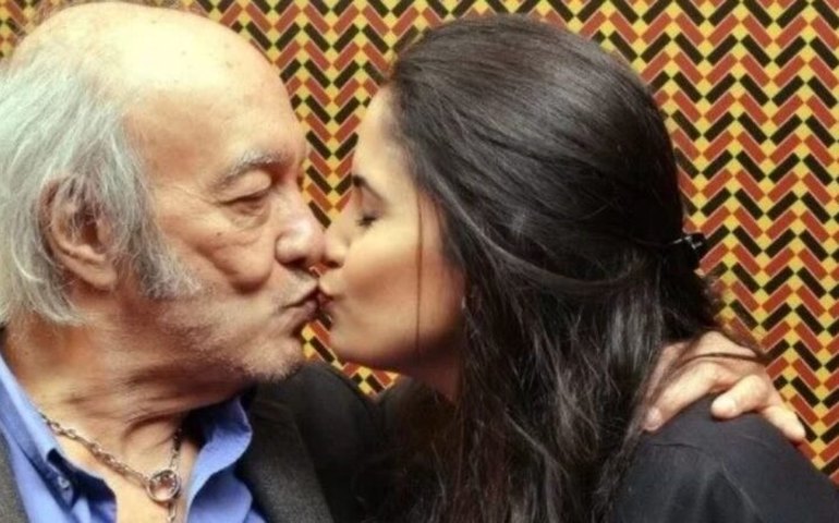 Viúva de Erasmo Carlos, Fernanda Esteves deixa apartamento do casal intacto há um ano: 'A pilha de jornal é a falta dele'