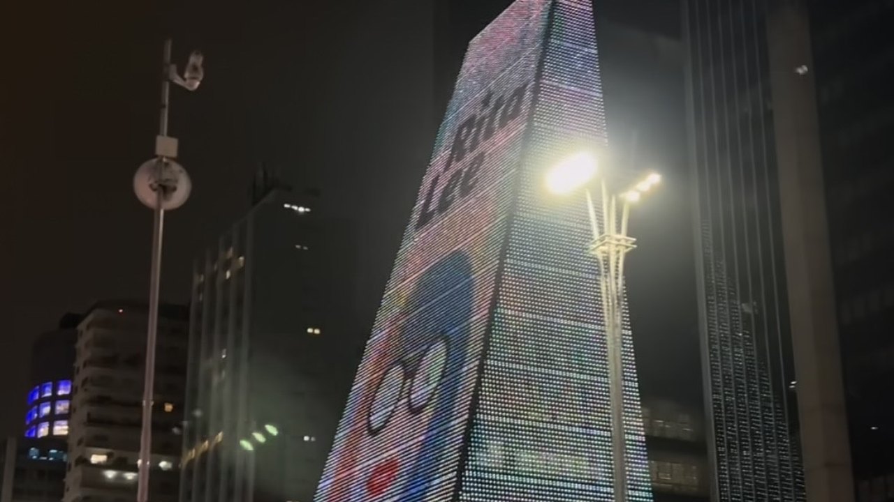 Projeção em prédio da Avenida Paulista homenageia Rita Lee