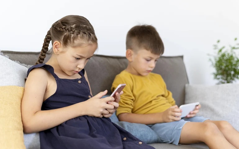 Nova regulamentação avança na proteção digital de crianças e adolescentes