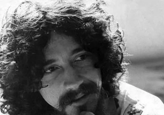 A inusitada entrevista de Raul Seixas a Gloria Maria após ter seu carro atingido por onda