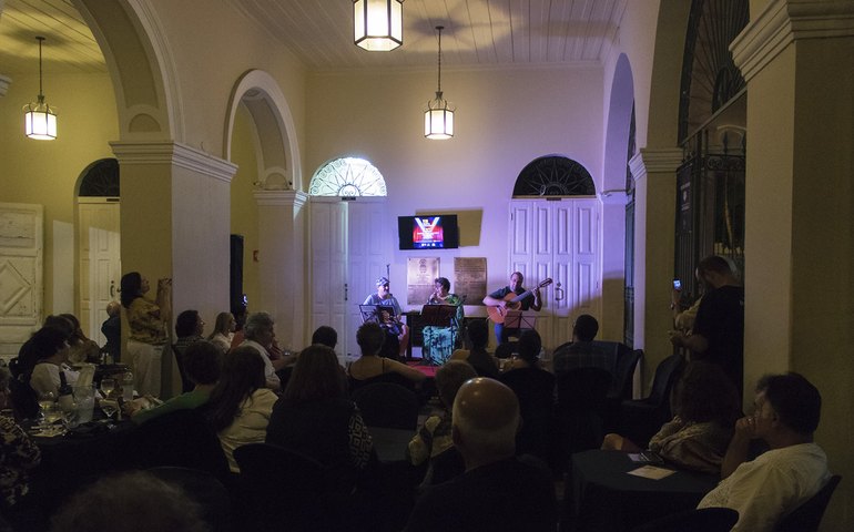 Nara Cordeiro e palco aberto marcam noite no Café da Linda desta quinta (14)