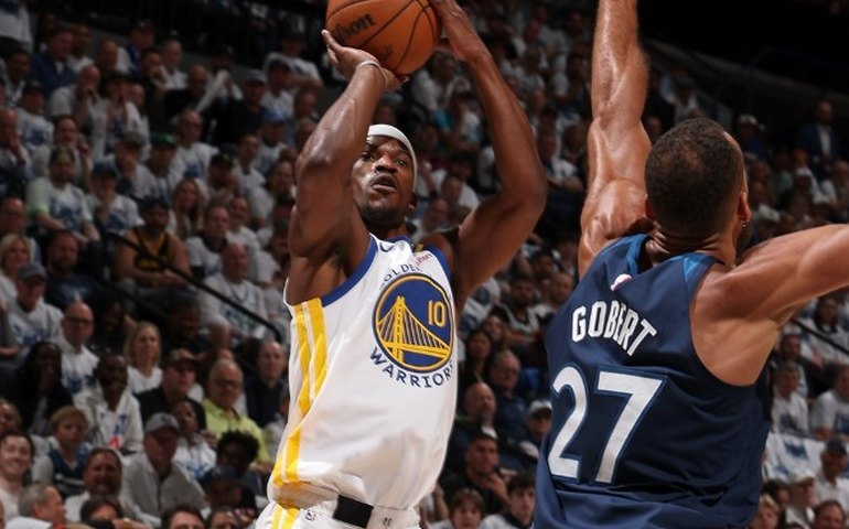 Warriors sofrem sem Curry e Timberwolves atropelam nos playoffs da NBA