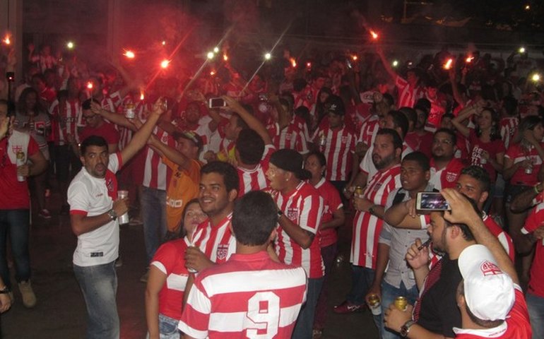 Festa vermelha: torcida do CRB comemora os 104 anos do clube