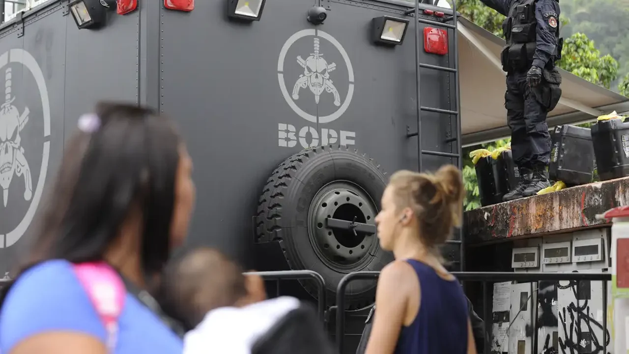 Operação do Bope na Cidade de Deus tem tiroteio e barricadas em chamas