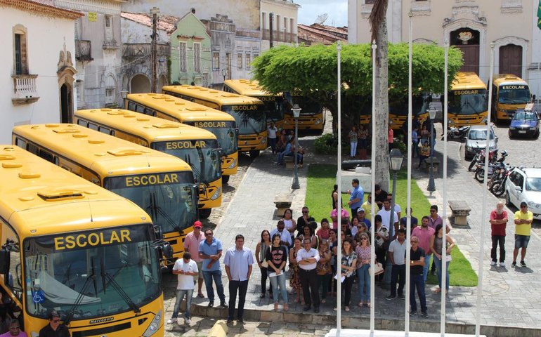 Frota escolar de Penedo recebe reforço de 10 novos ônibus amarelinhos