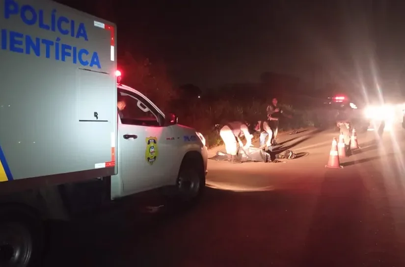 Acidente entre carro e moto deixa uma pessoa morta, em Lagoa da Canoa