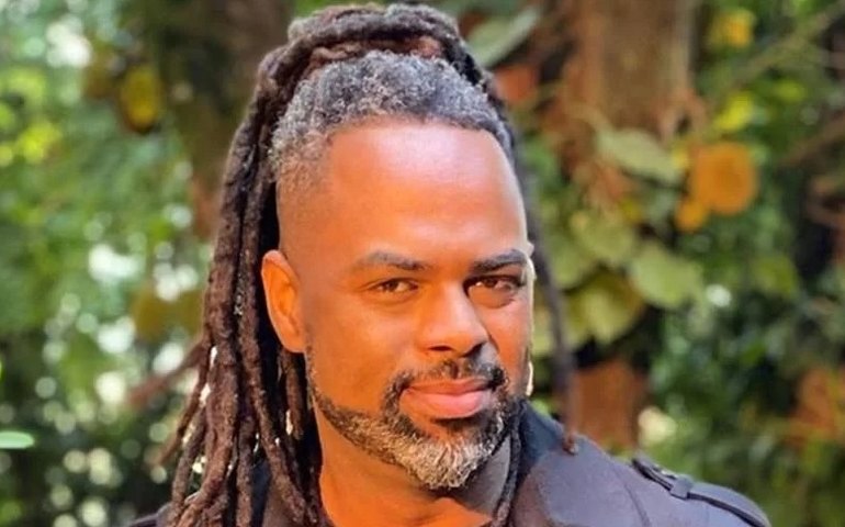 Manoel Soares reage a assalto dentro de casa e entra em luta com bandido; vídeo