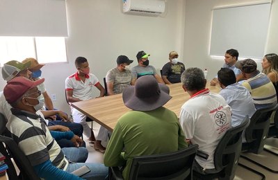 Prefeito de Santana do Mundaú se reúne com marchantes e assegura transporte para carnes
