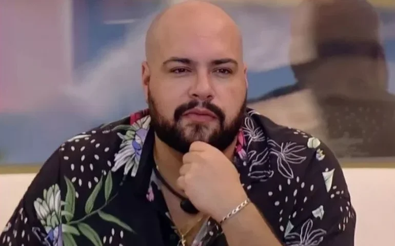 Tiago Abravanel revela bastidores da transformação para viver Shrek nos palcos