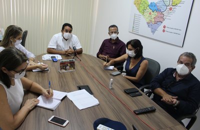 Atendimento aos pacientes com o Covid-19 de Delmiro e Santana do Ipanema é pauta de videoconferência 