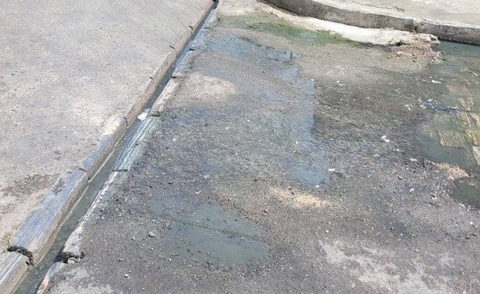 Ruas em Arapiraca são cortadas por valeta para escoamento do esgoto