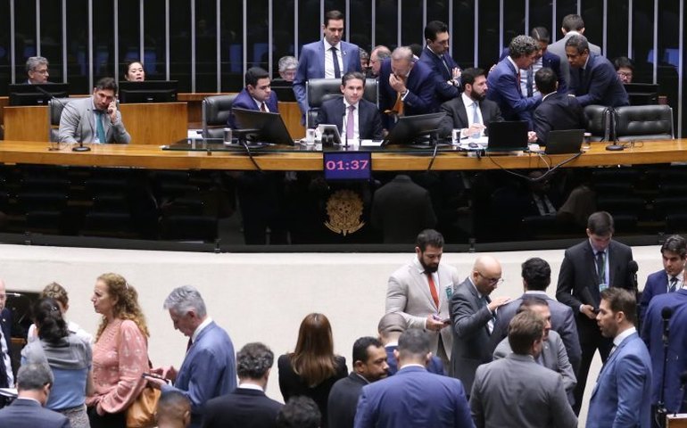 Retrospectiva 2025: isenção do IR e regulamentação da reforma tributária estão entre aprovações da Câmara