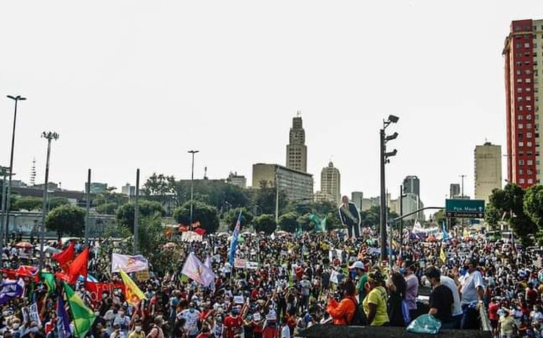Manifestantes anti-Bolsonaro se concentram junto a Monumento a Zumbi no Rio