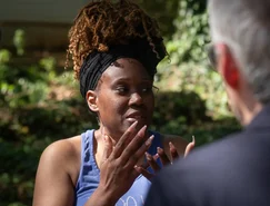 Lakisha Mckinzie discute seu ex-companheiro de casa, Olaolukitan Adon Abel, que é acusado em uma série de tiroteios mortais, em Decatur, Geórgia, na sexta-feira, 17 de abril de 2026.  AP/Ron Harris