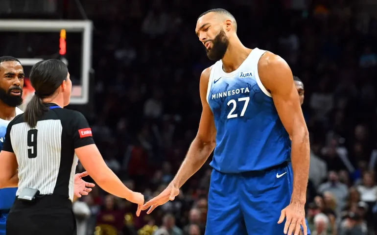 'Sabe o valor de oito pontos?': Timberwolves questionam legalidade dos tocos de Wembanyama; entenda a regra