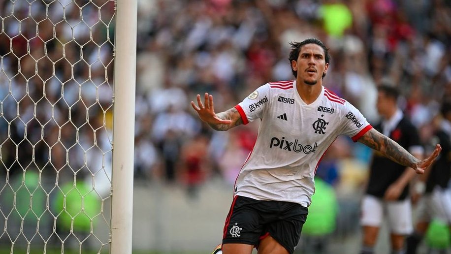 Flamengo aplica 6 a 1 no Vasco e vira líder provisório do Brasileirão