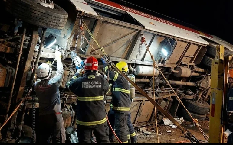 Tragédia na Serra: ônibus que saiu de Arapiraca tomba em Minas Gerais e deixa 5 mortos; bebê está entre as vítimas
