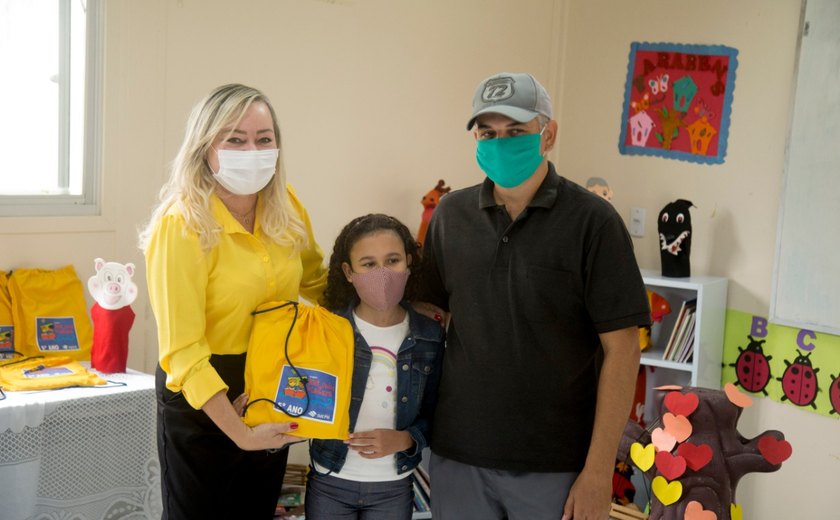 Secretaria de Educação de Rio Largo promove entrega simbólica de kits literários