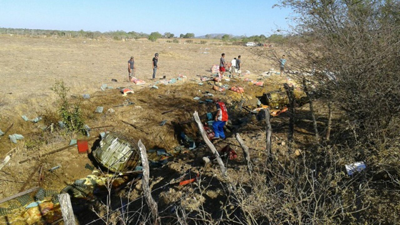 Camioneiro morre em capotamento na serra das Pias em Palmeira