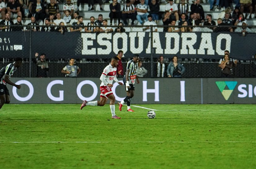 Fora de casa, CRB vence Athletic por 2 a 0 e entra no G-6