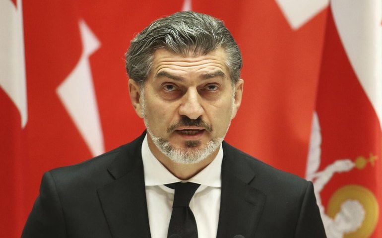 Geórgia: Mikheil Kavelashvili assume presidência em meio a protestos