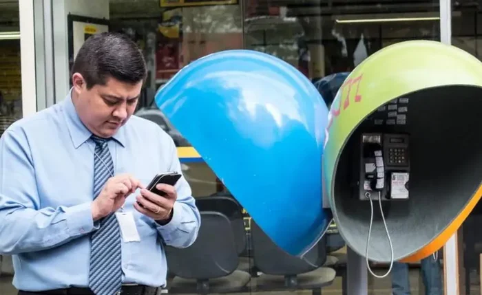 Lançados em 1972 em todo o Brasil, os orelhões têm design assinado pela arquiteta Chu Ming Silveira, chinesa radicada no país