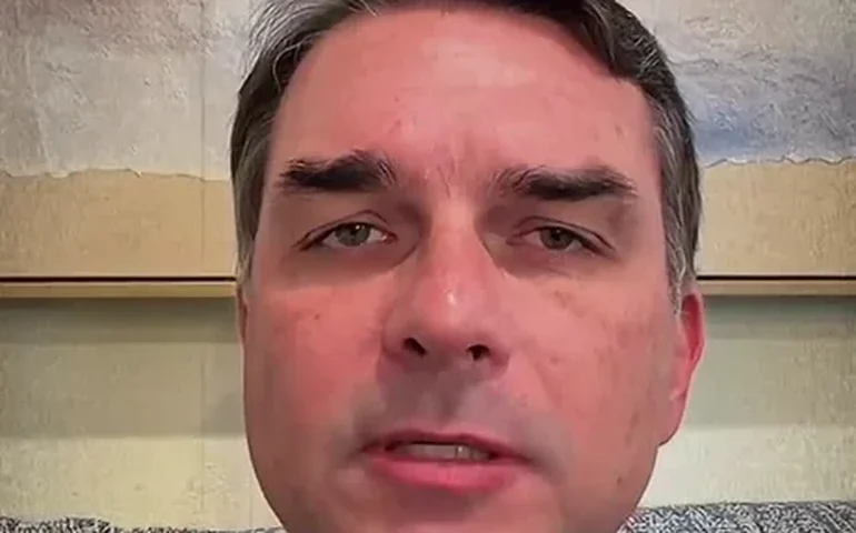 Em filiação de Moro ao PL, Flávio Bolsonaro diz que Lula 'passa mão na cabeça de bandido'