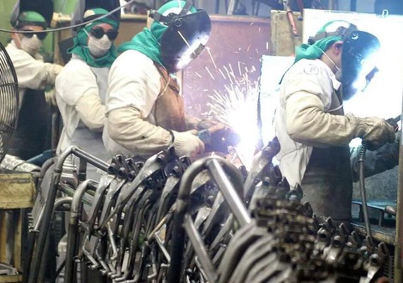 Indústria brasileira recua 0,5% em maio