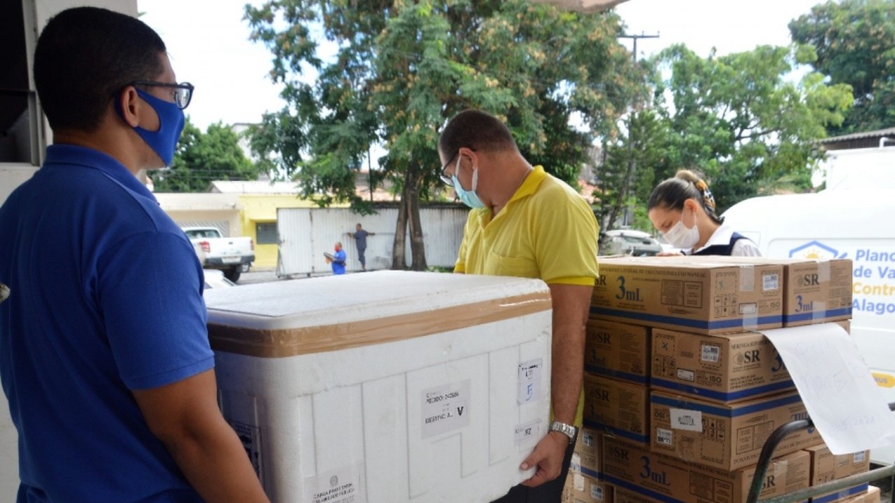 Sesau distribuiu 36.650 doses da CoronaVac e AstraZeneca para completar esquema vacinal