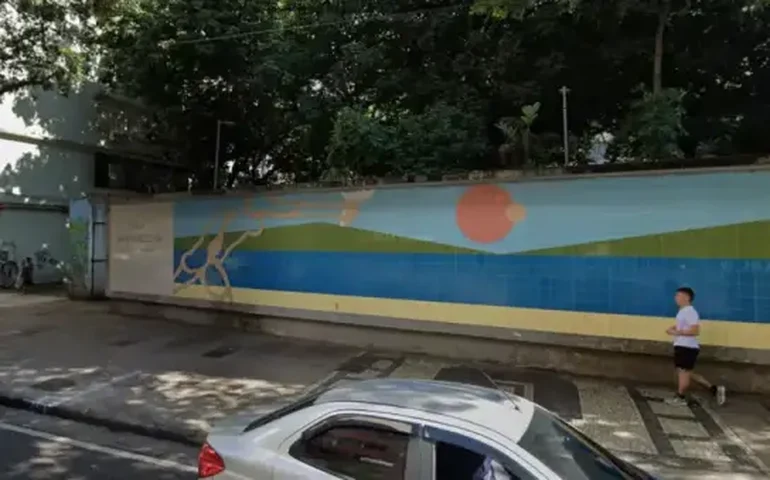 Após demolição do muro da Praça Sarah Kubitschek, mural de Millôr Fernandes será reproduzido na fachada de escola próxima
