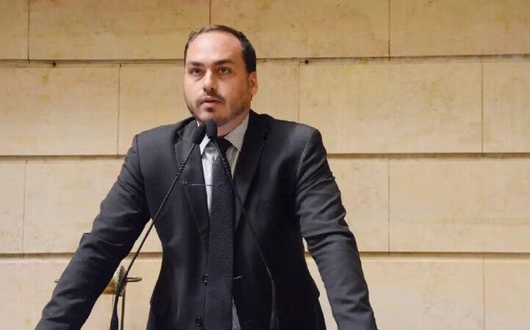 Carlos Bolsonaro acusa autoridades de tentar impedir tratamento médico de Jair Bolsonaro