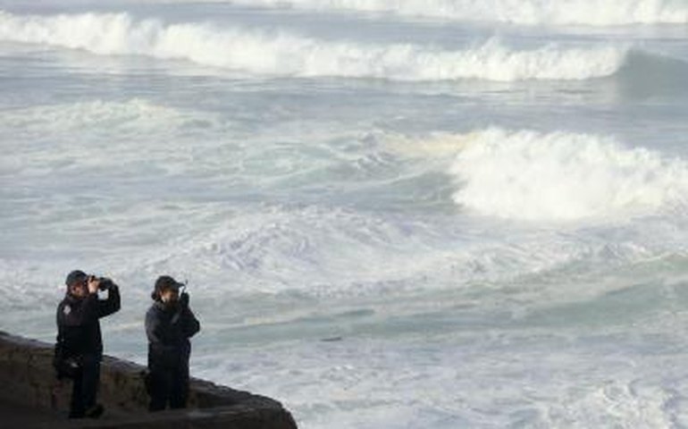 Surfistas australianos são resgatados após 38 horas desaparecidos no mar na Indonésia 