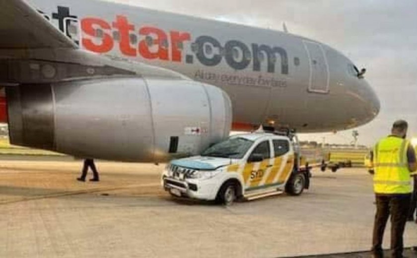 Carro é amassado por turbina de avião e acidente causa cancelamento de voos, na Austrália