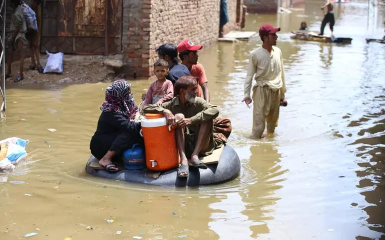 Inundações no Paquistão deixam 400 mortos em 10 dias