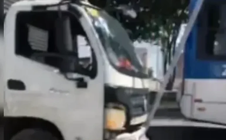 Caos na Fernandes Lima: caminhão derruba poste sobre carro na tarde desta véspera de Natal