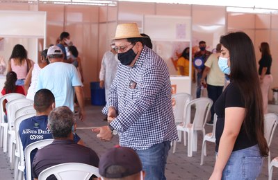 Prefeito de Rio Largo acompanhou a vacinação dos trabalhadores da educação e das pessoas acima de 58 anos 