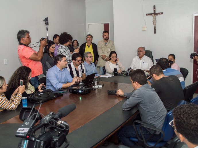 Em coletiva à imprensa, Rogério apresenta dados da Educação e fala sobre a gestão