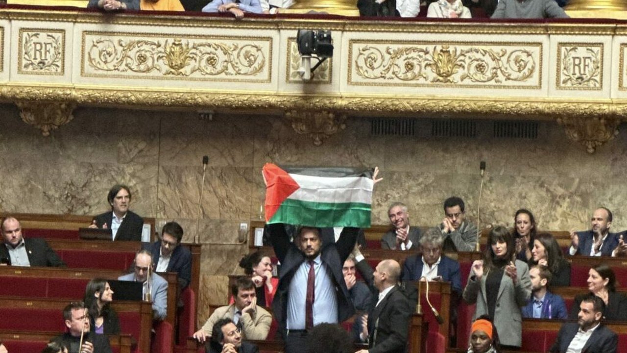 Parlamento francês sanciona deputado com pena máxima por exibir bandeira da Palestina