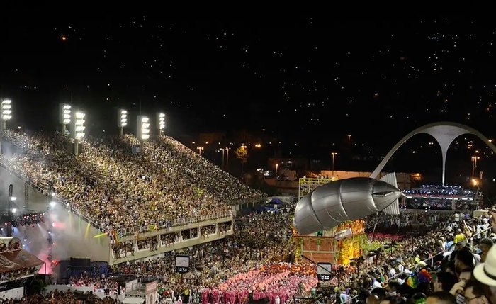 Escolas de samba desfilam no sambódromo