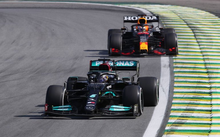 Na pole, Hamilton exalta trabalho da Mercedes; Verstappen lamenta falta de ritmo