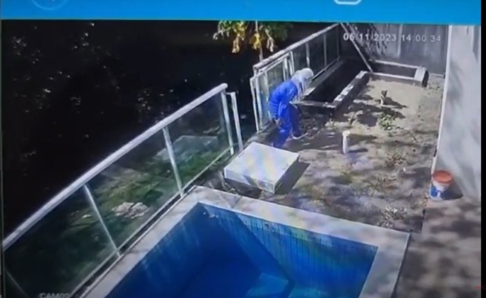 Momento em que o suspeito invade a casa