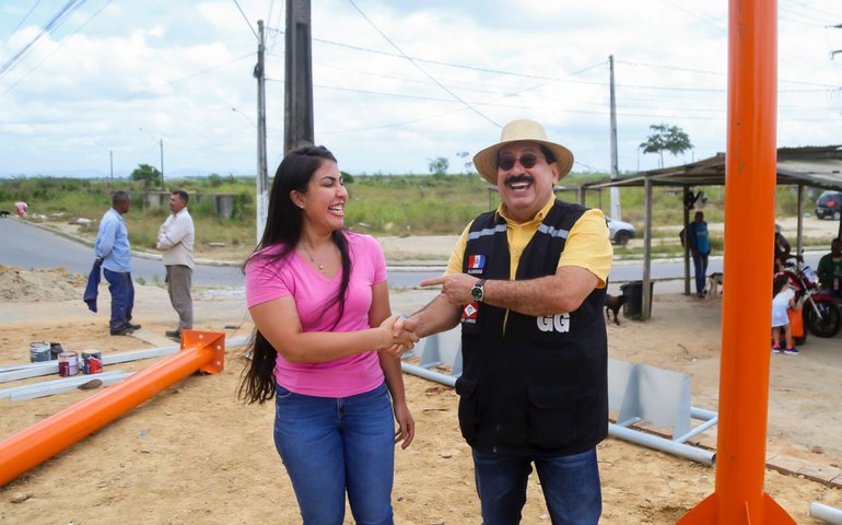 Secretária Gabriela Gonçalves e o prefeito de Rio Largo vistoriaram a implantação e revitalização dos abrigos de ônibus