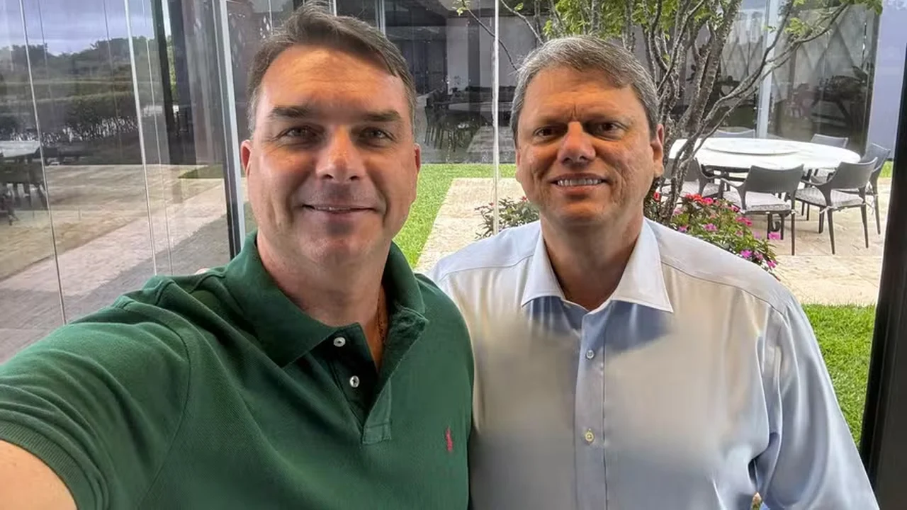 Tarcísio e Flávio Bolsonaro planejam série de viagens por São Paulo em maio
