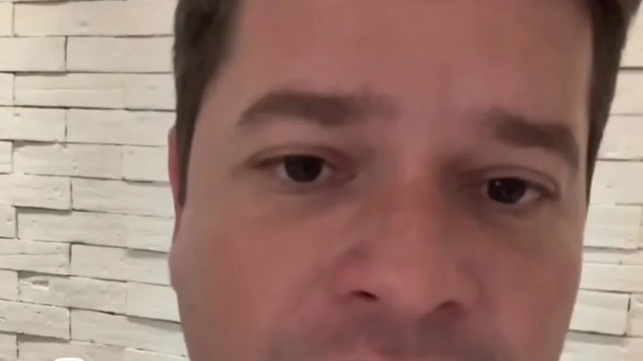 Davi Davino volta a atacar Arthur Lira: “Desiste você, rapaz. Você não merece estar no Senado'