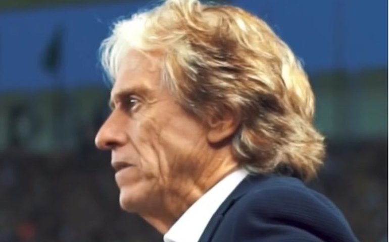 Jorge Jesus é 'flagrado' falando no celular durante amistoso do Al-Hilal; veja vídeo